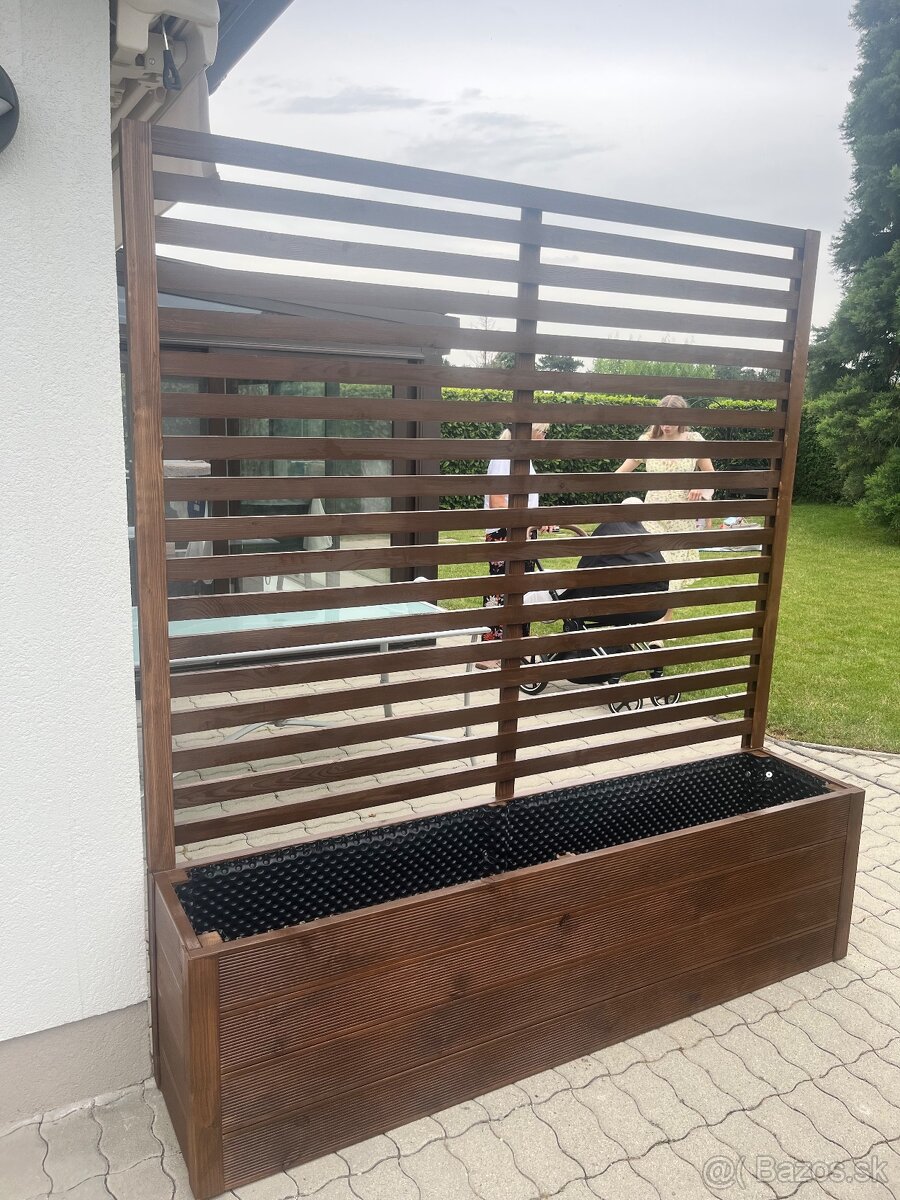 Vyvýšený zahon so zástenou na predaj z červeného smreku