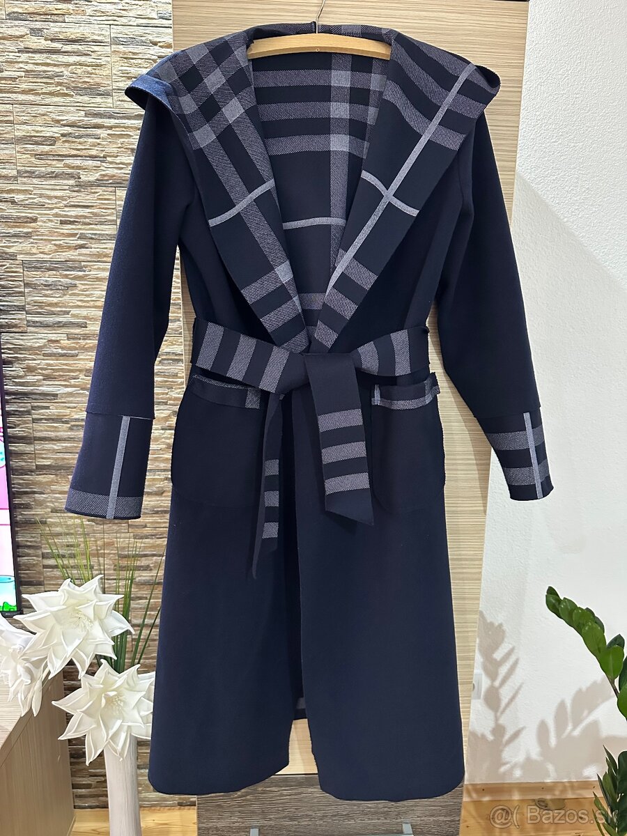 Tmavomodry jesenny kabatik