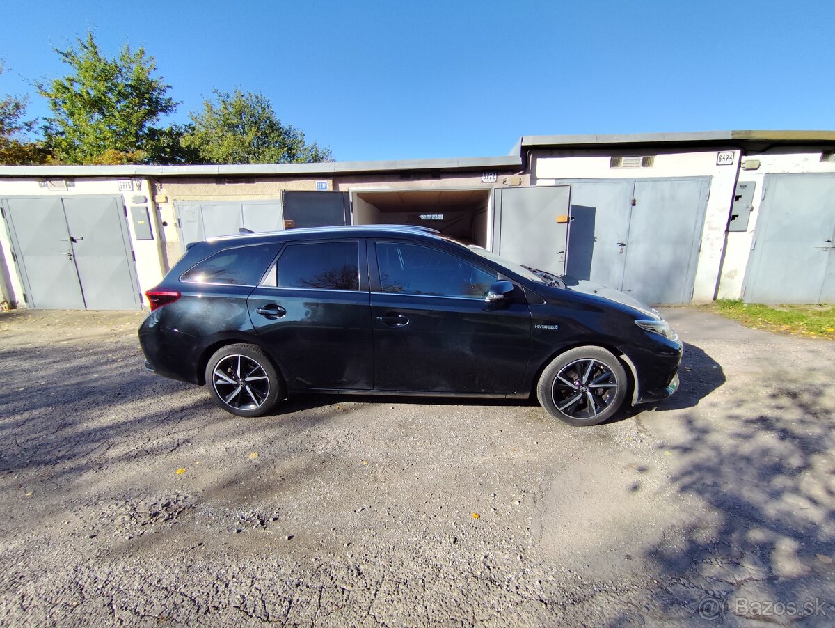Predám toyoru Auris hybrid Touring sport