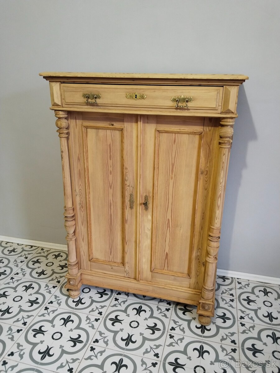 Krásná, stará, skříň, skříňka, vertiko po renovaci