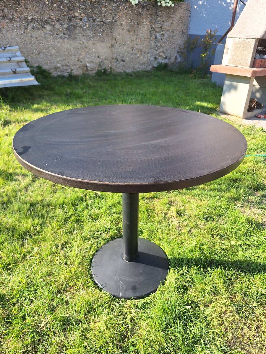 Stôl s kovovou nohou