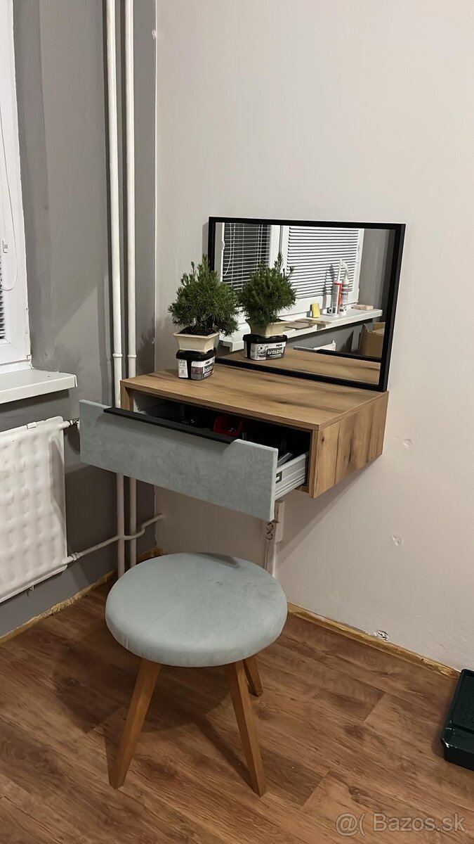 Dámsky toaletný stolík