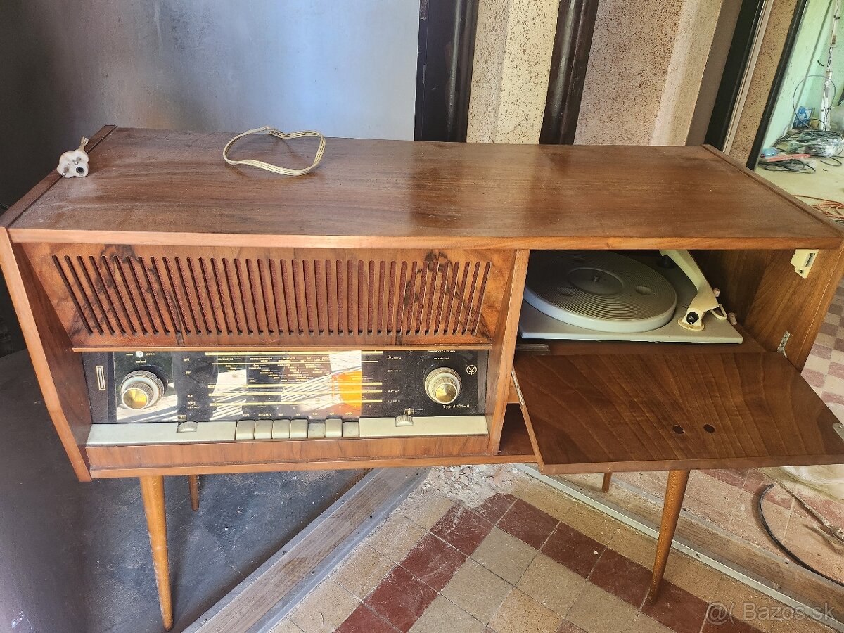 Starožitné rádio s gramofónom