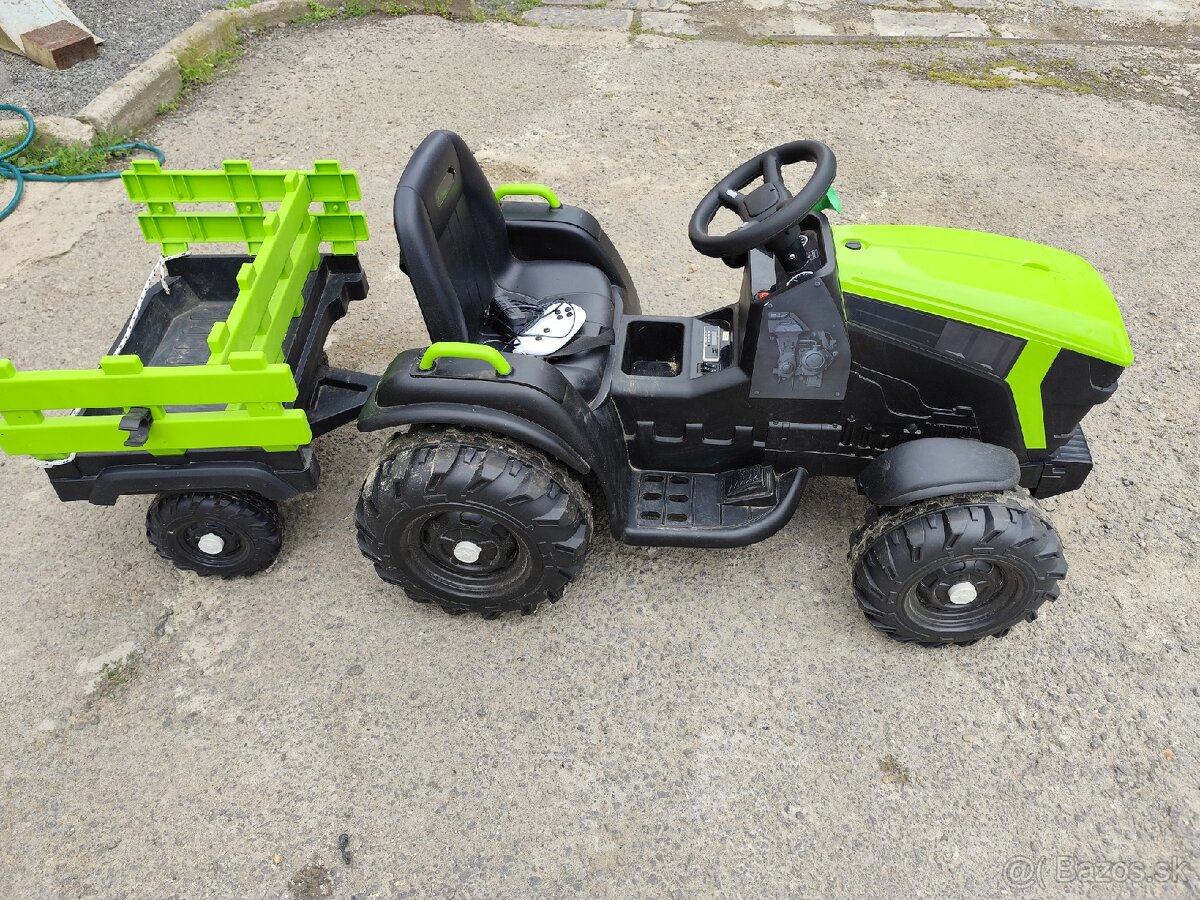 Detský traktor na baterky s vlečkou