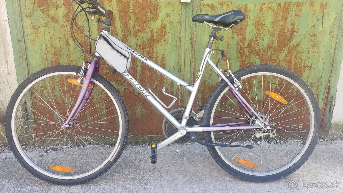 Detsky bicykel a dva panske