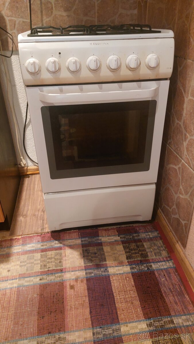 Plynový sporák s elektrickou rúrou.
