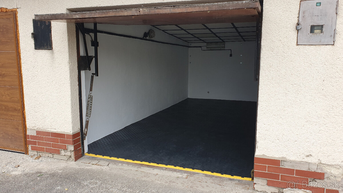Garáž z reklamnou plochou v centre mesta Zvolen