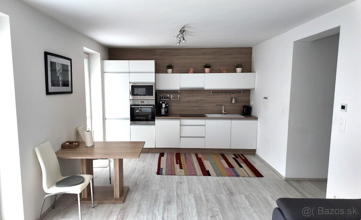 Krásny 3i byt so zariadením, záhradou a parkovaním, Nova