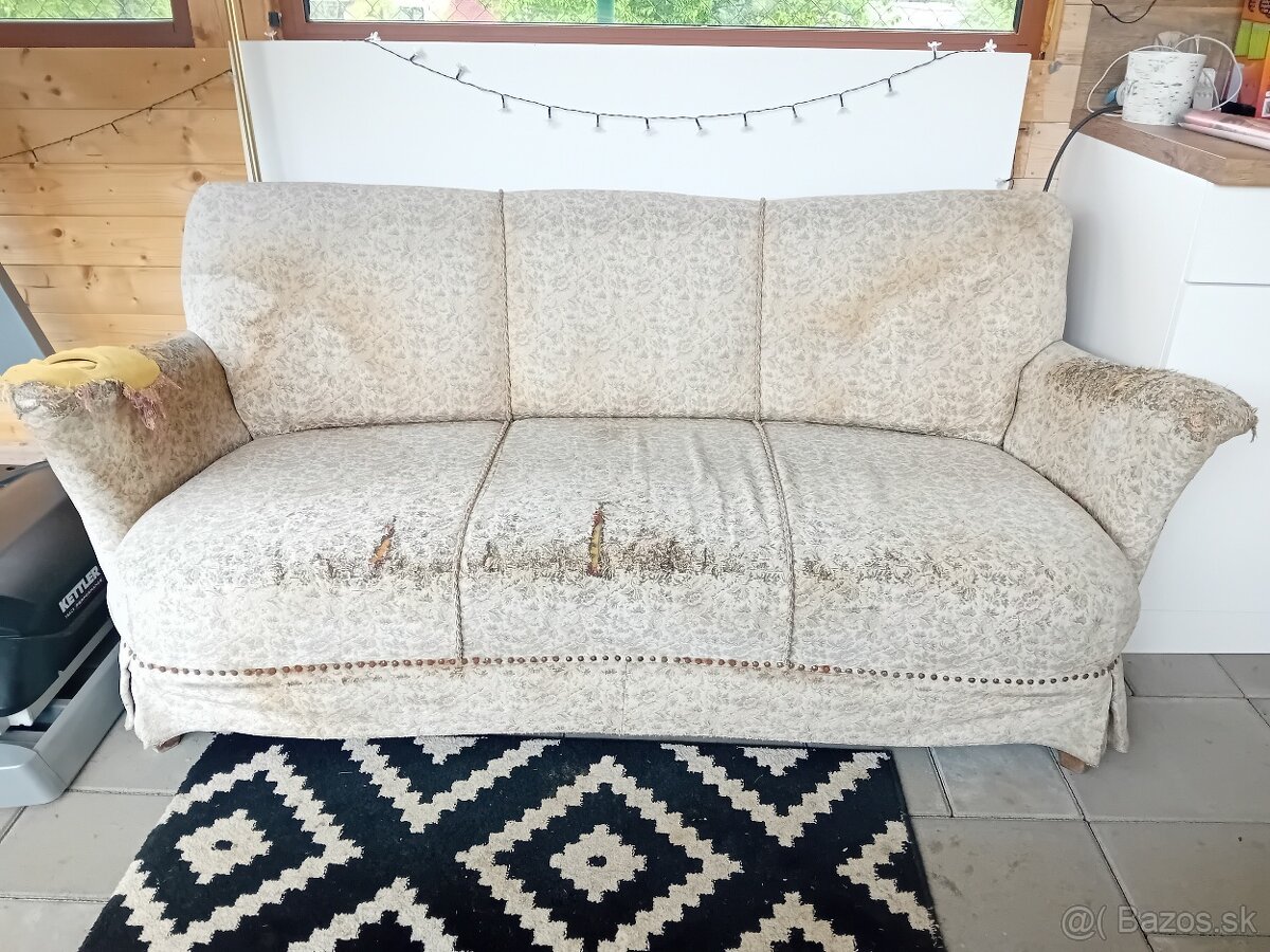 Predám starý gauč