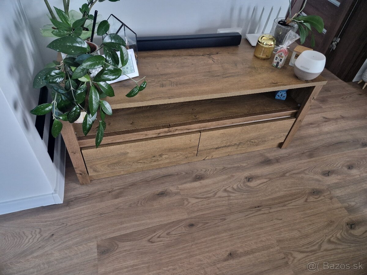 Stol, skrinka, policka