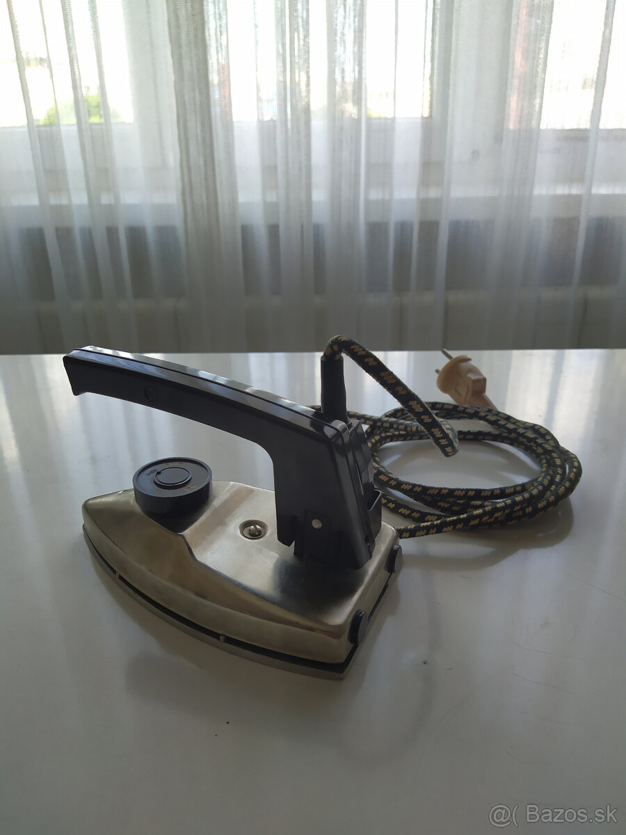 Predám starú el. "cestovnú" žehličku