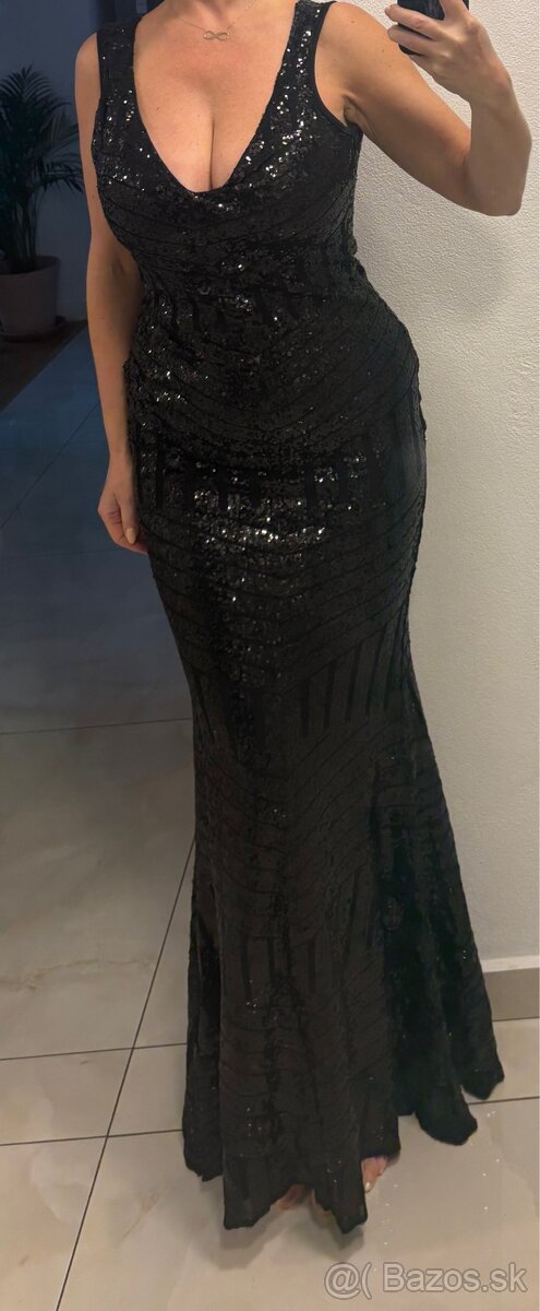 Šaty flutrované čierne