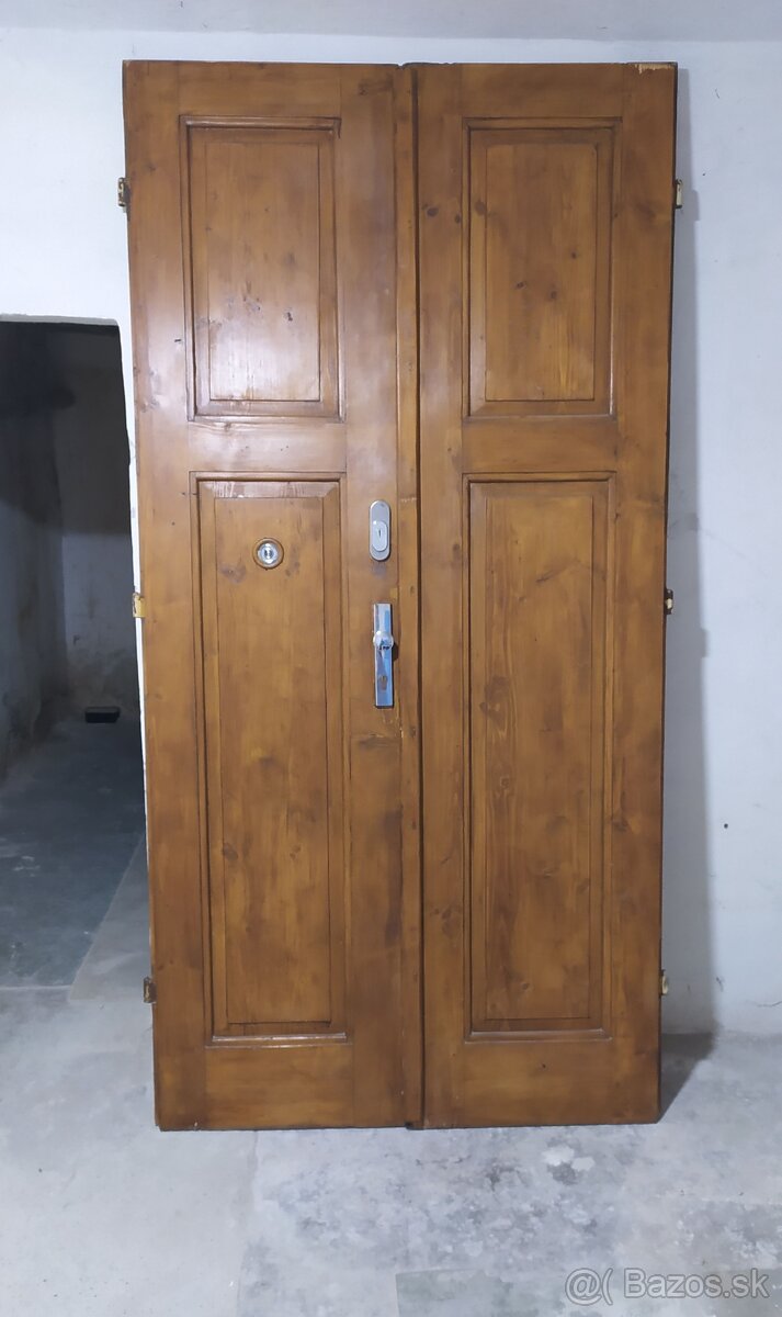 Staré historické drevené dvere dvojkrídlové