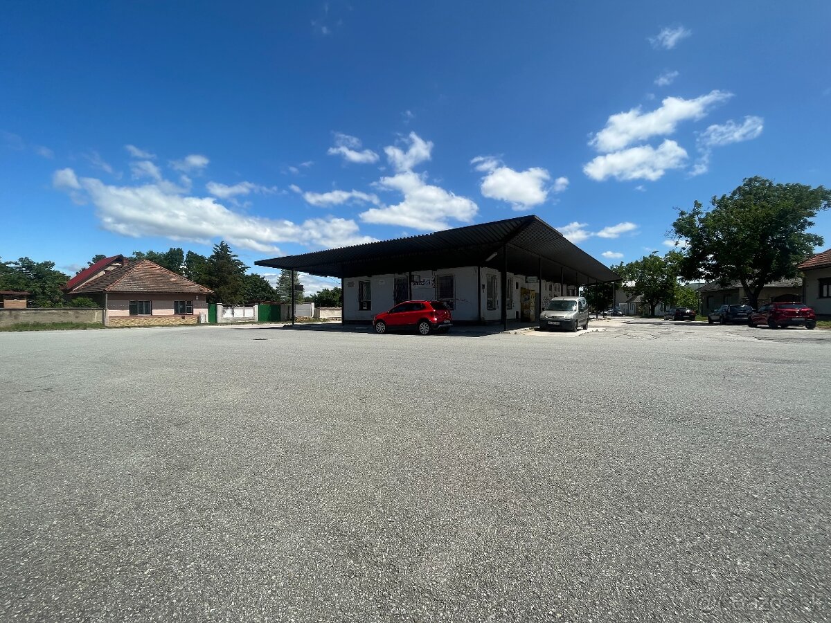 Komerčný objekt v centre Moldavy nad B. s pozemkom 1 808 m2