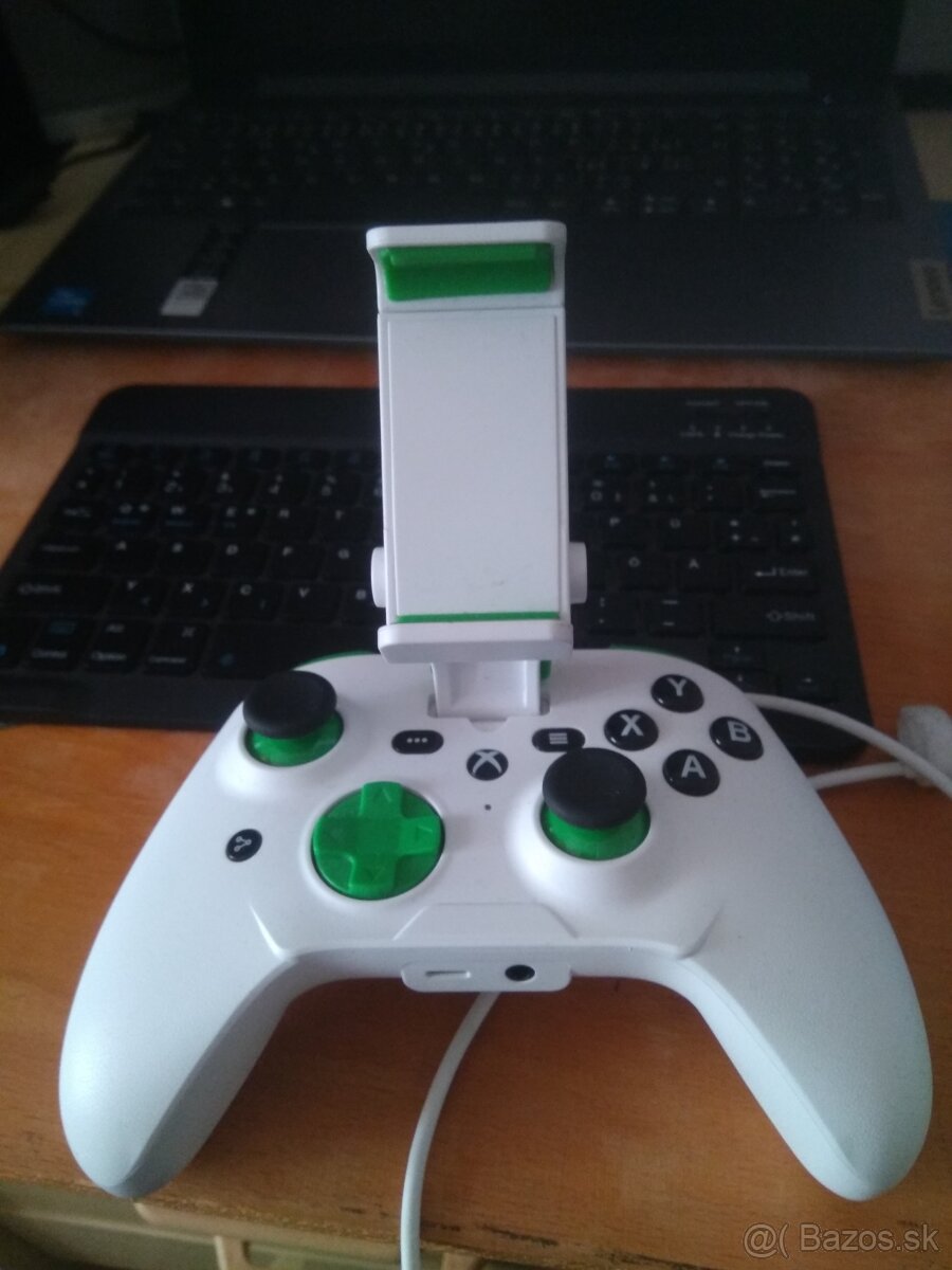 Gamepad certifikovaný xboxom na iPhone