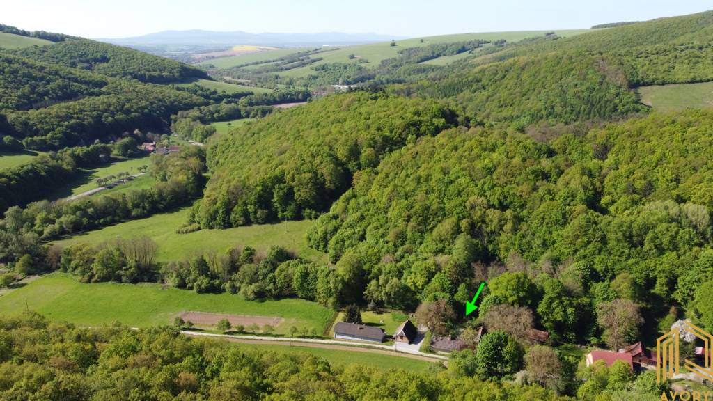 VIDIECKY DOM NA SAMOTE, POZEMOK 1482m2, SOBOTIŠTE - JAVOREC
