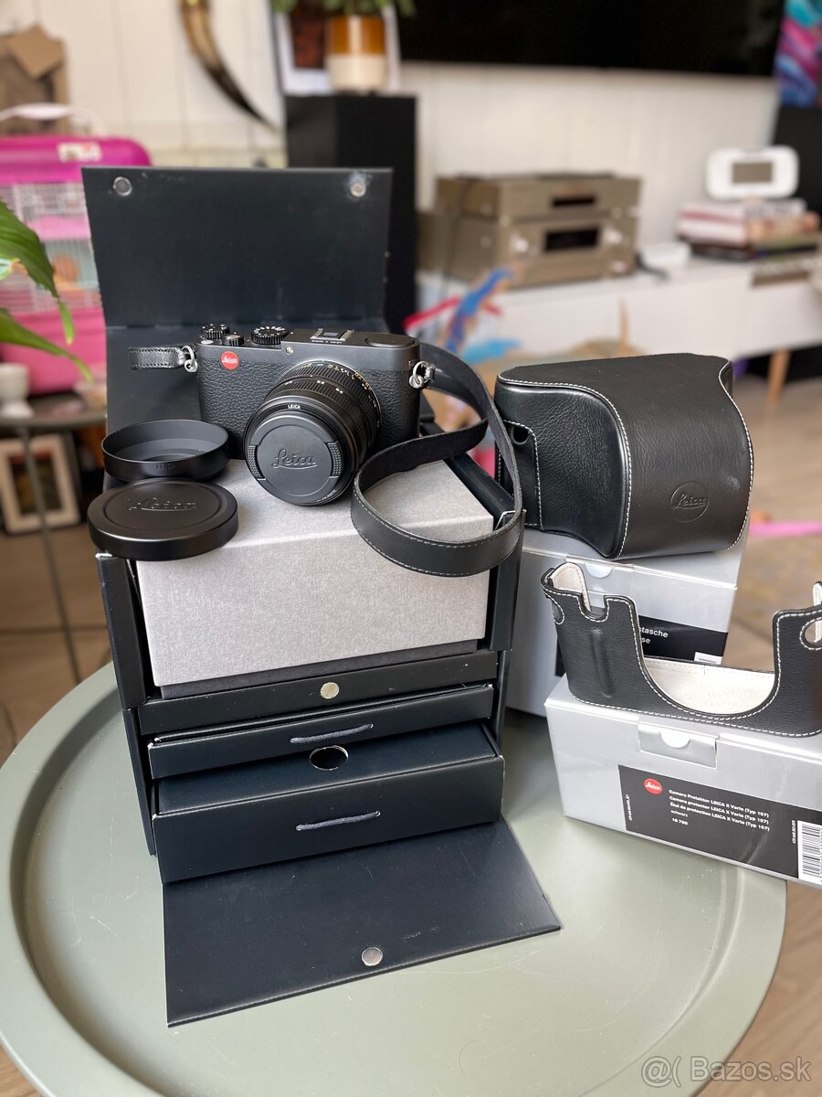 Leica X Vario + Leica EVF2 a veľa príslušenstva.