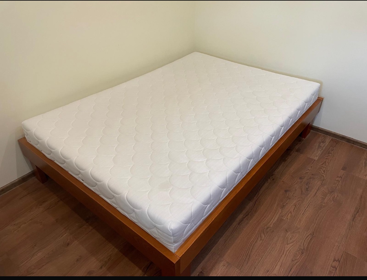 predam masivnu postel s matracom