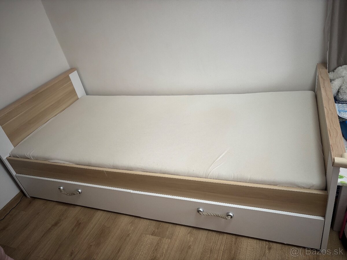 postel s matracom