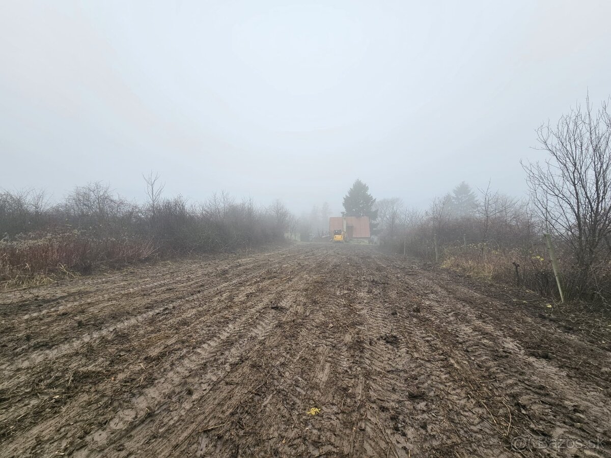 Pozemok na výstavbu chatky v extravilane Melek.