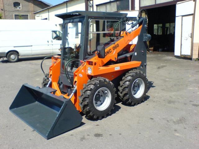 Kúpim poškodeny šmykovy nakladač UNC locust