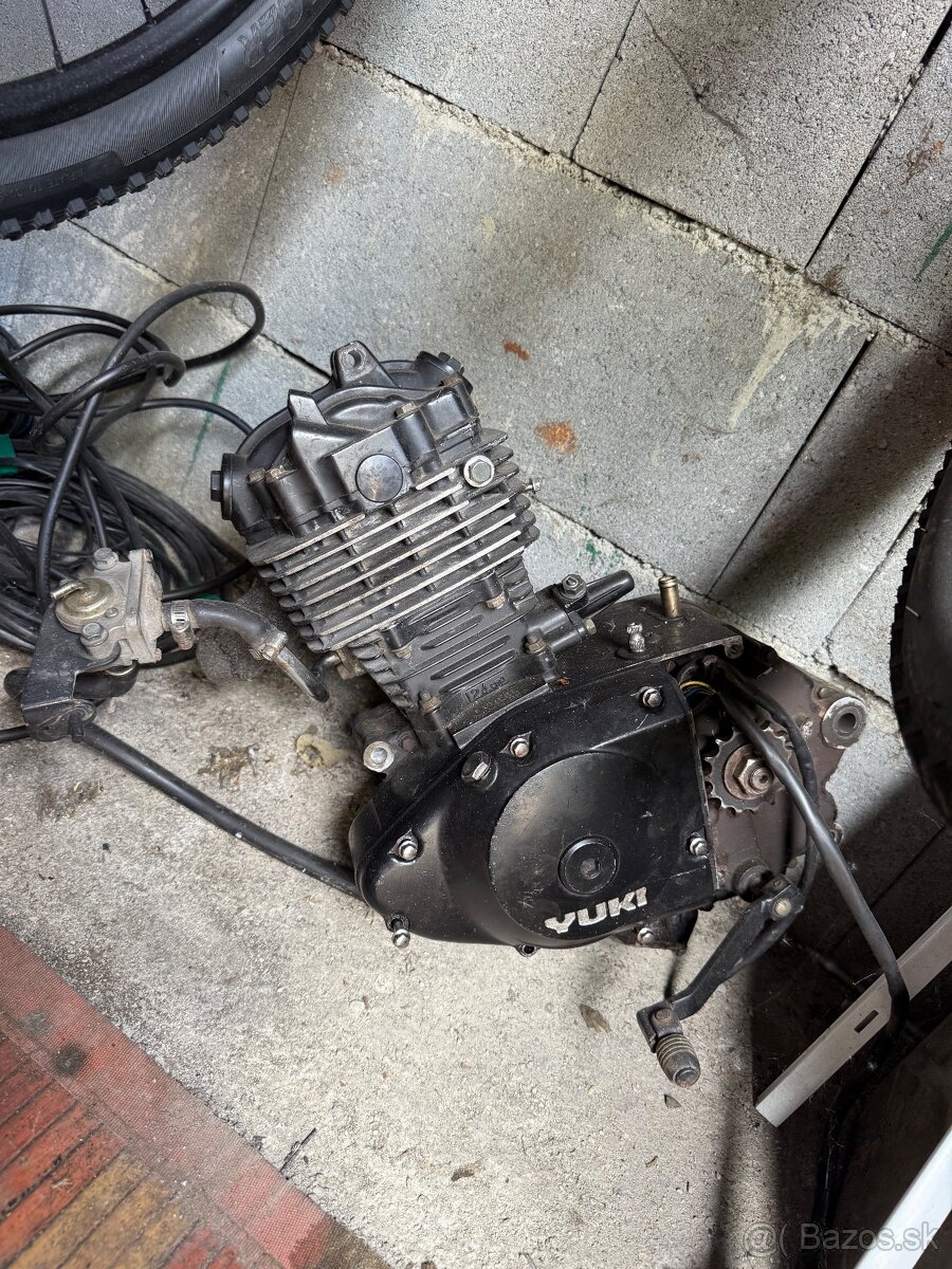 Motor yuki 125