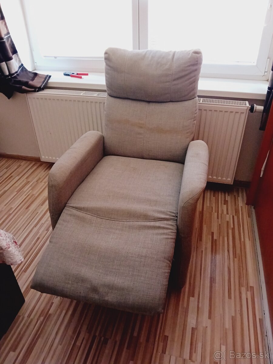 Polohovatelne kreslo