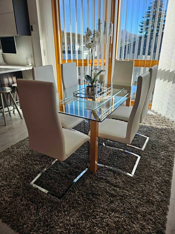 Jedálenský stôl so stoličkami
