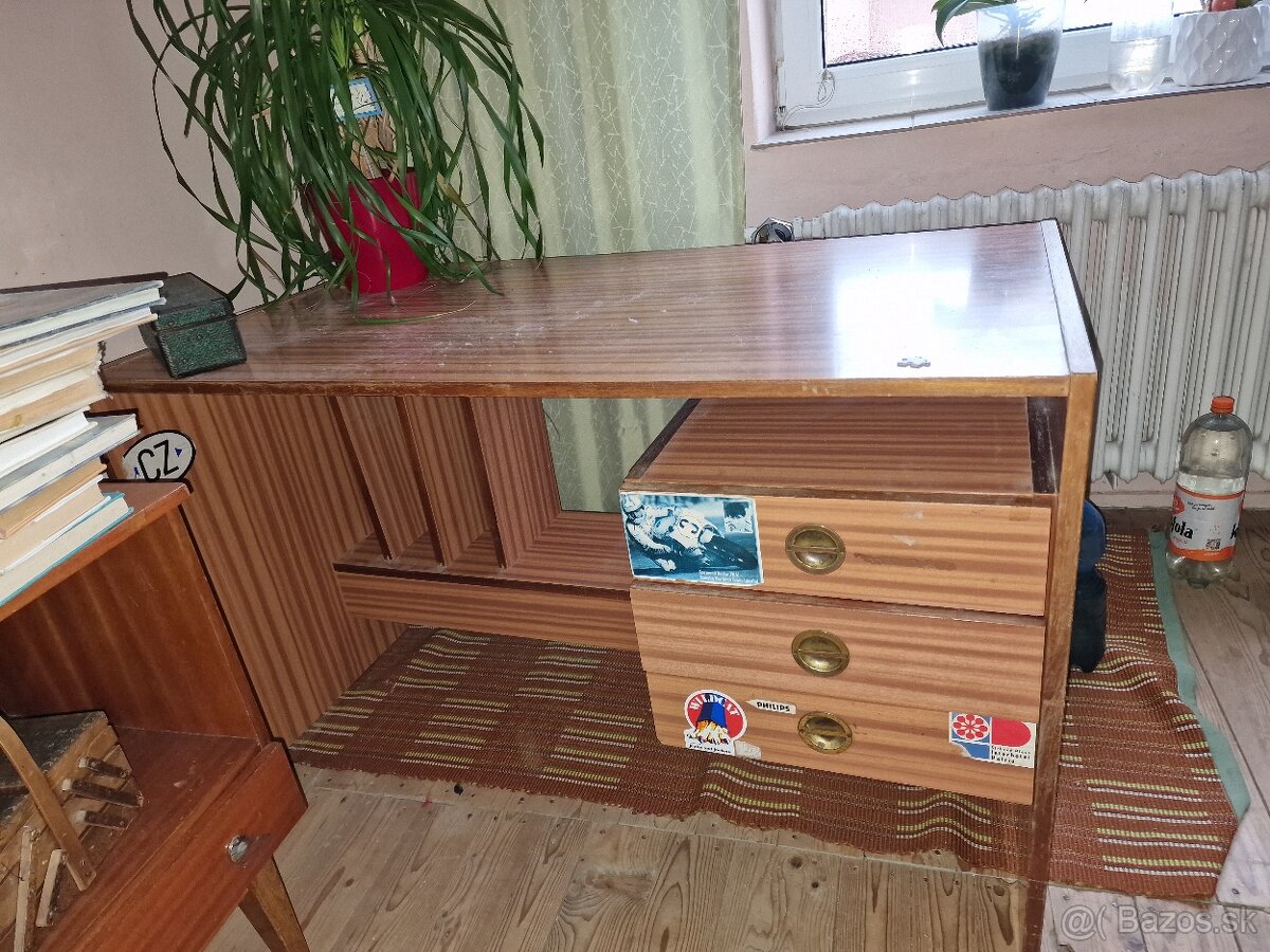 písaci stolík