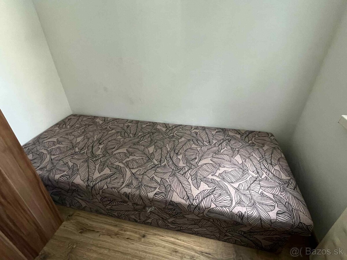 Jednolôžková posteľ s úložným priestorom