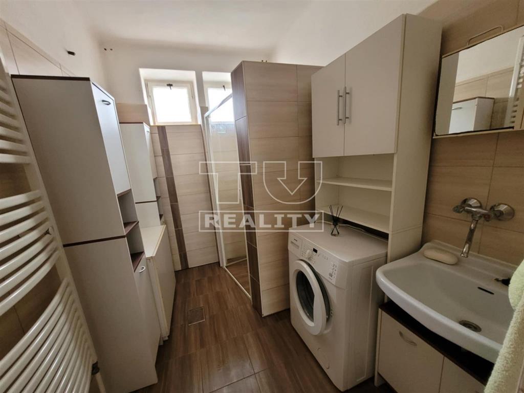 NA PREDAJ 3-IZBOVÝ DOM POD LESOM, 730m2, HRACHOVIŠTE