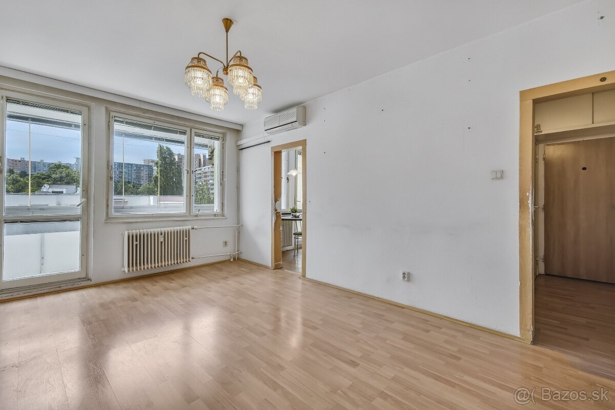 NA PREDAJ 2-IZBOVÝ BYT, PÔVODNÝ STAV, VEĽKÁ LOGGIA, KARLOVKA