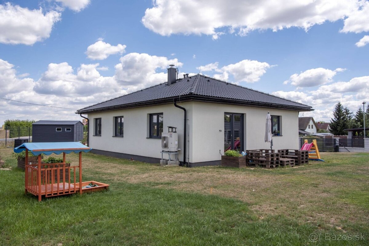 Nový 4-izbový bungalov pri Košiciach už so strechou a oknami