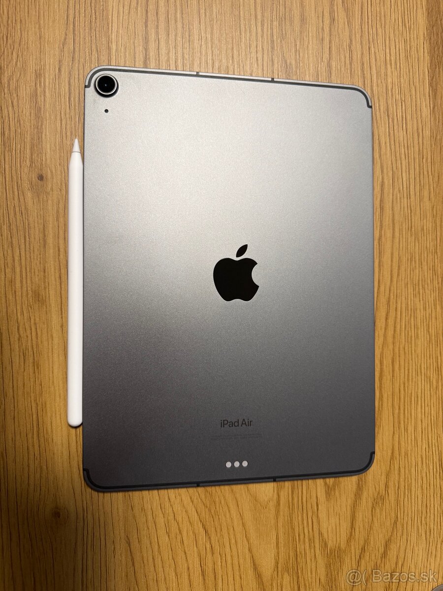 iPad Air M1 (64gb) with Apple keyboard and Stylus