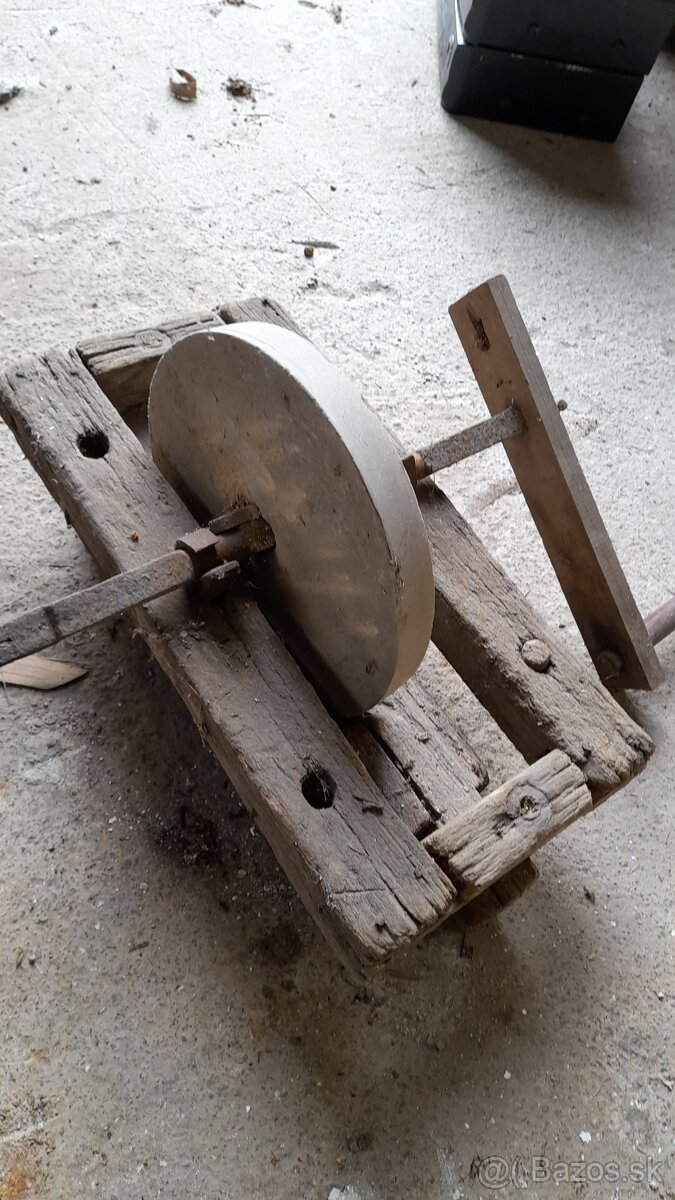 Hystoricka bruska na noze.