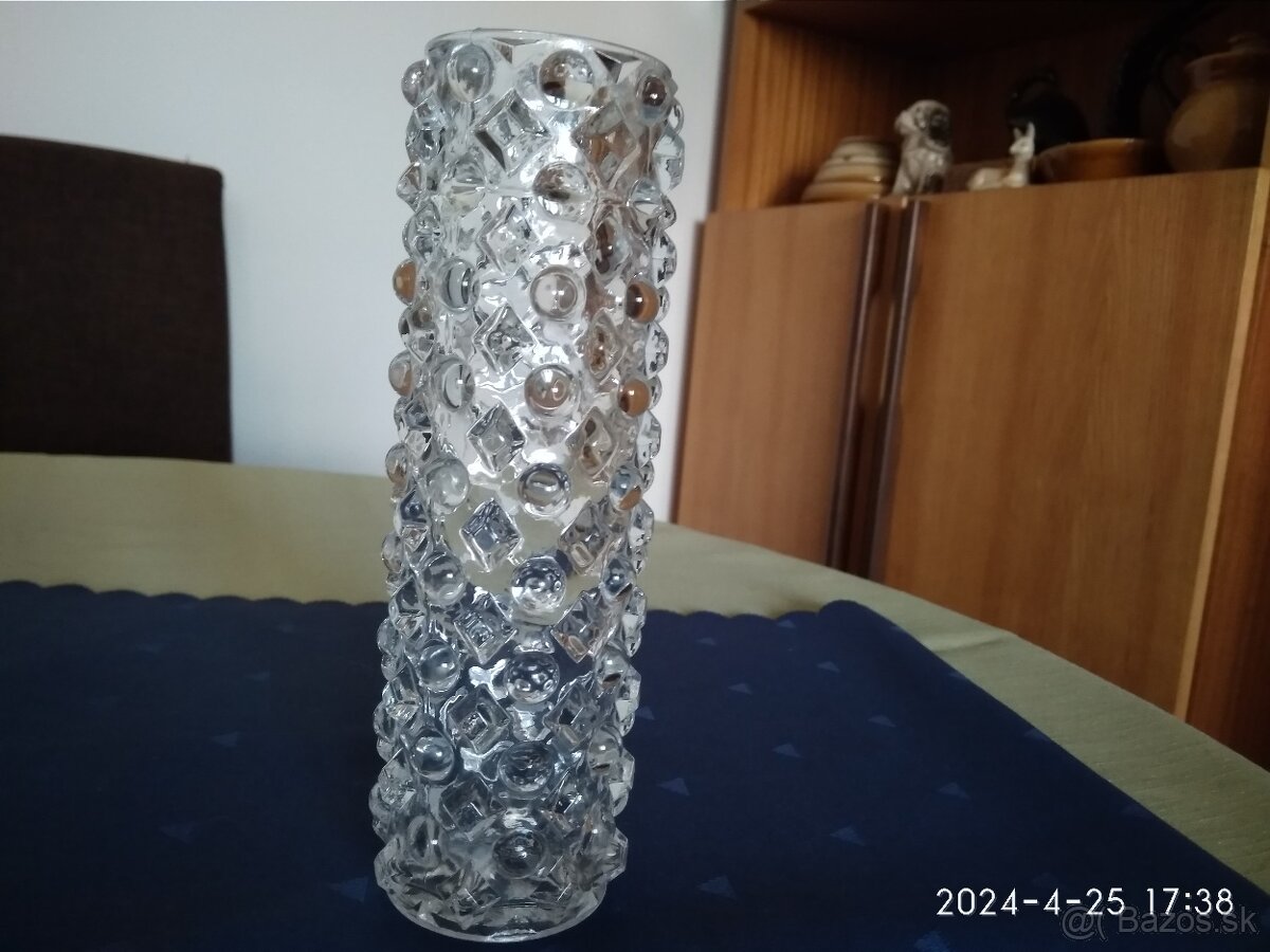 Zpět na výpis Retro váza, lisované sklo, návrh P. Pánek