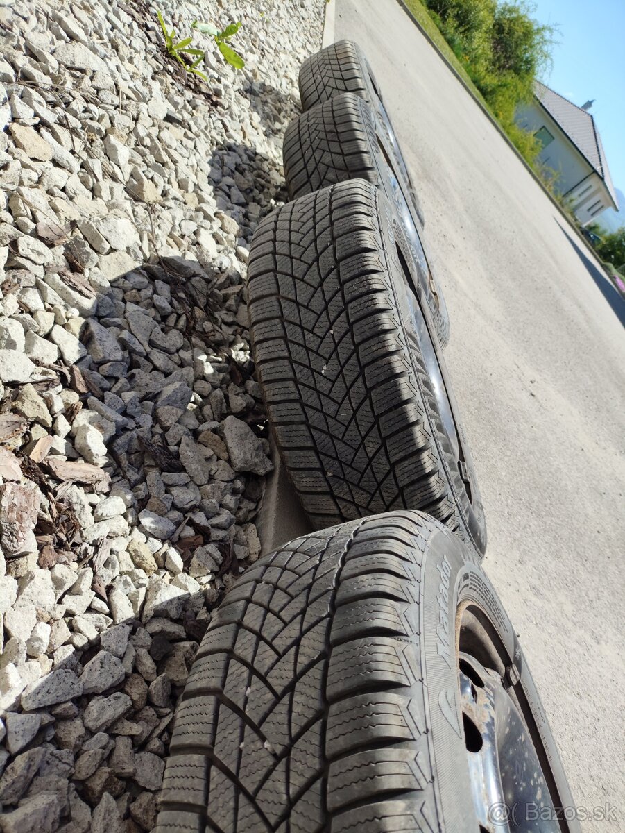 Zimné pneu z plechovími diskami R15