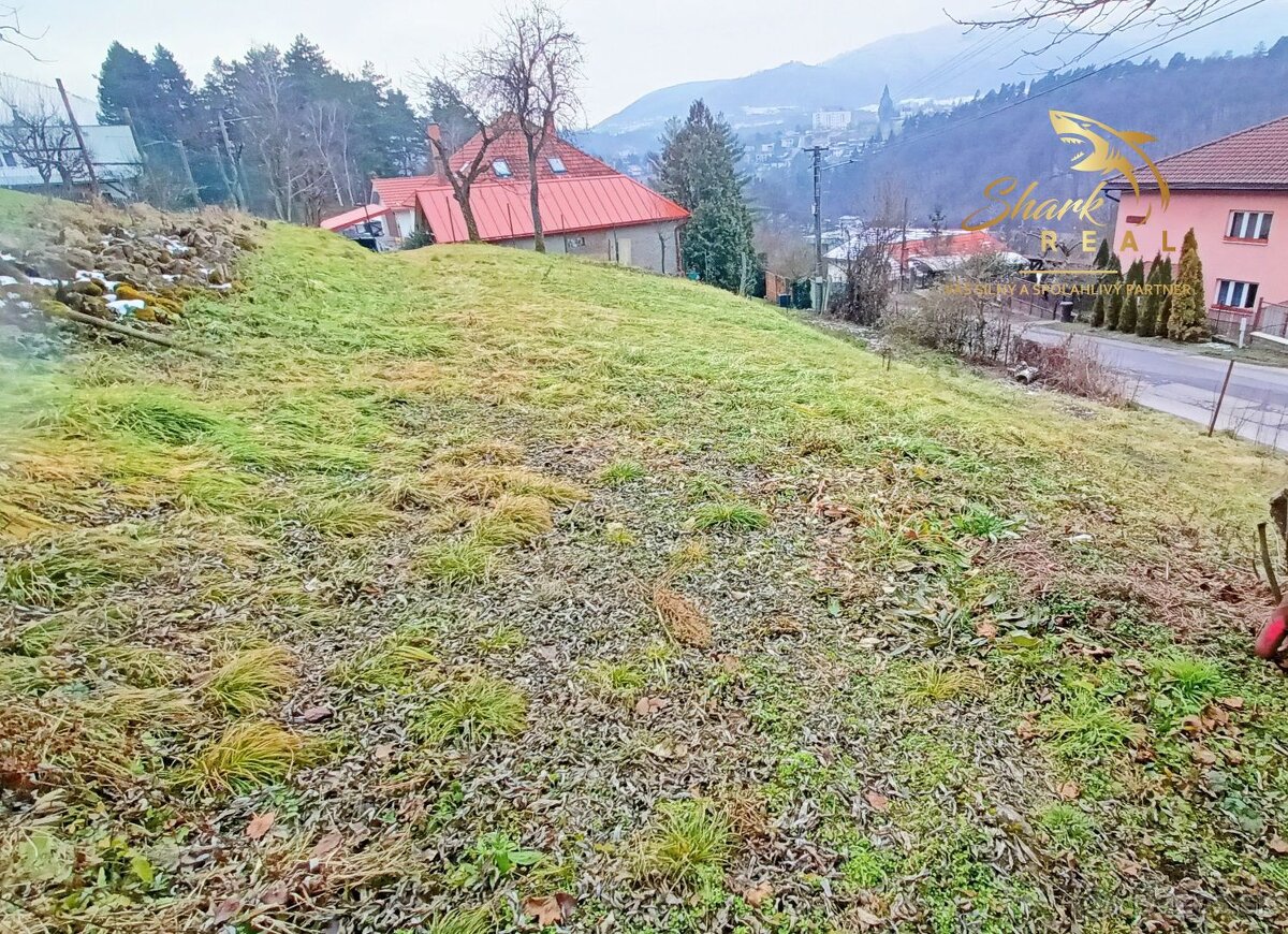 Stavebný pozemok neďaleko centra a tajchu