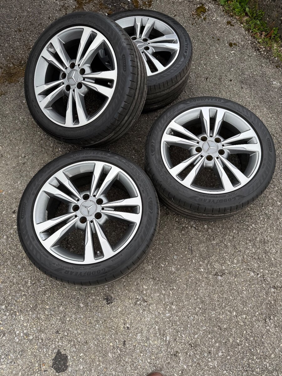 Sada letných pneumatík a diskov Mercedes 235/45 R17