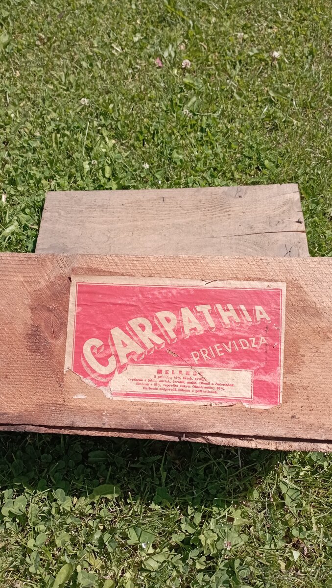 Stará reklamná bednička Carpathia...