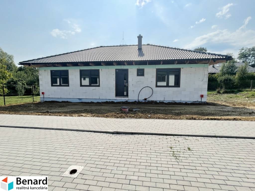 VRANOV NAD TOPĽOU-SOĽ, RODINNÝ DOM-MUROVANÁ NOVOSTAVBA, HOLO