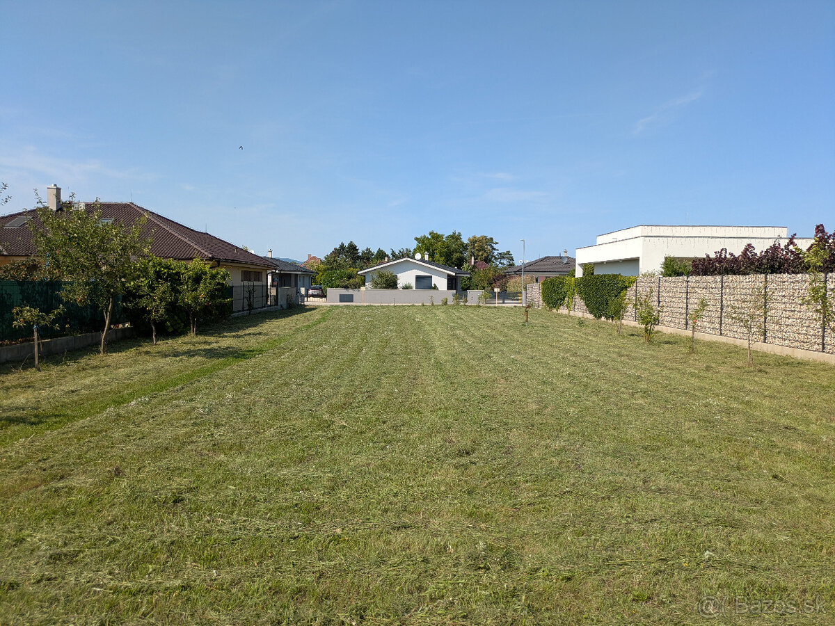 Stavebný pozemok na predaj obci Rakoľuby