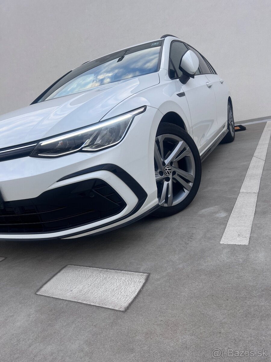 VW GOLF 8 3xR-LINE / VÝHREV VOLANT / AMBIENT / FULL LED