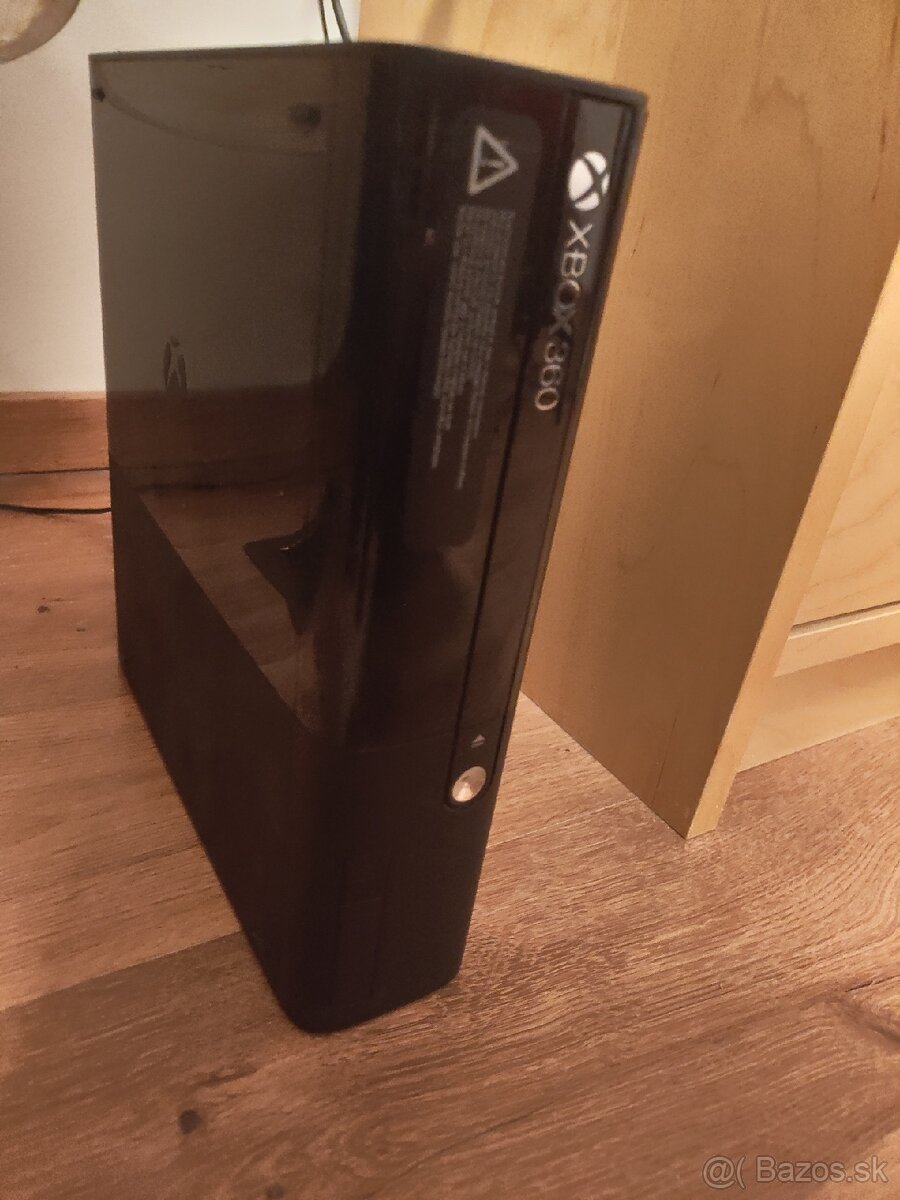 Xbox 360 (Komplet s ovládačmi a kinect setom)