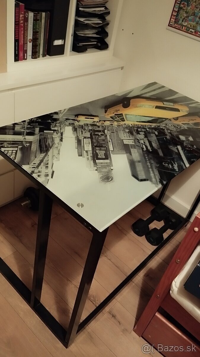 Sklenený stolík
