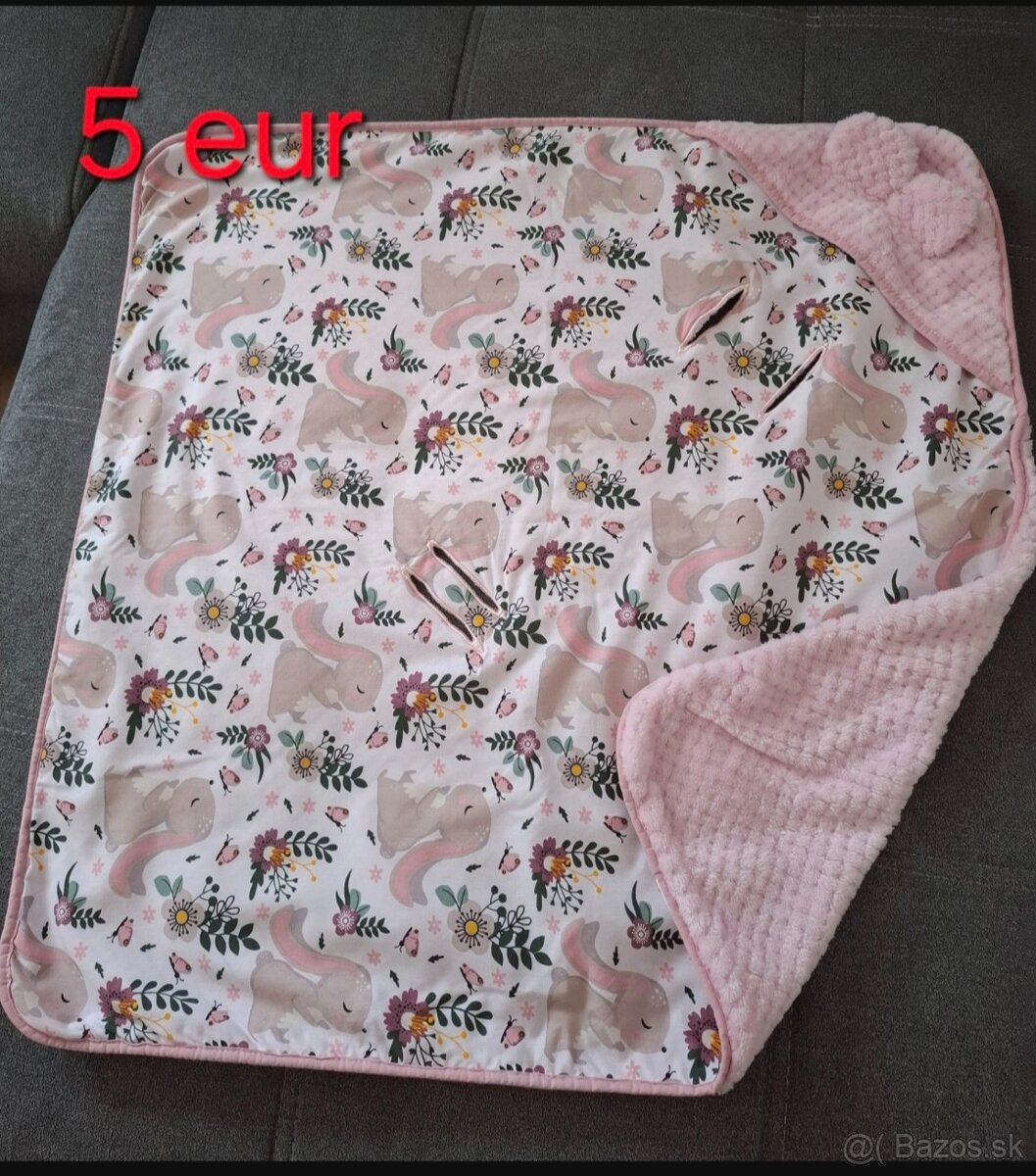 Deka s kapucňou do autosedacky