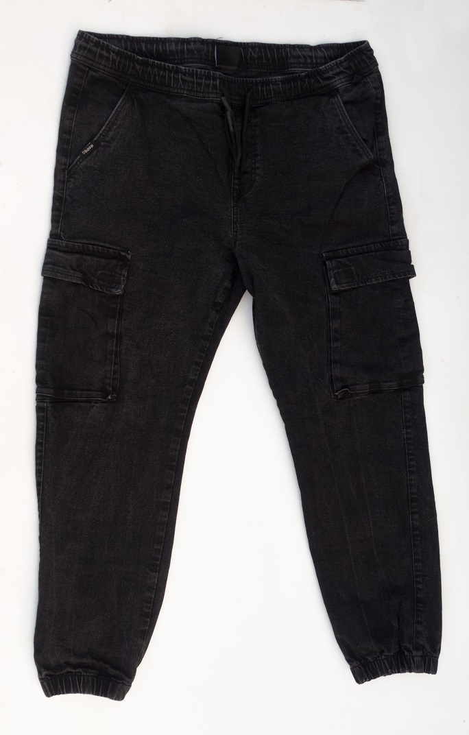 Čierne cargo nohavice Cropp č.34