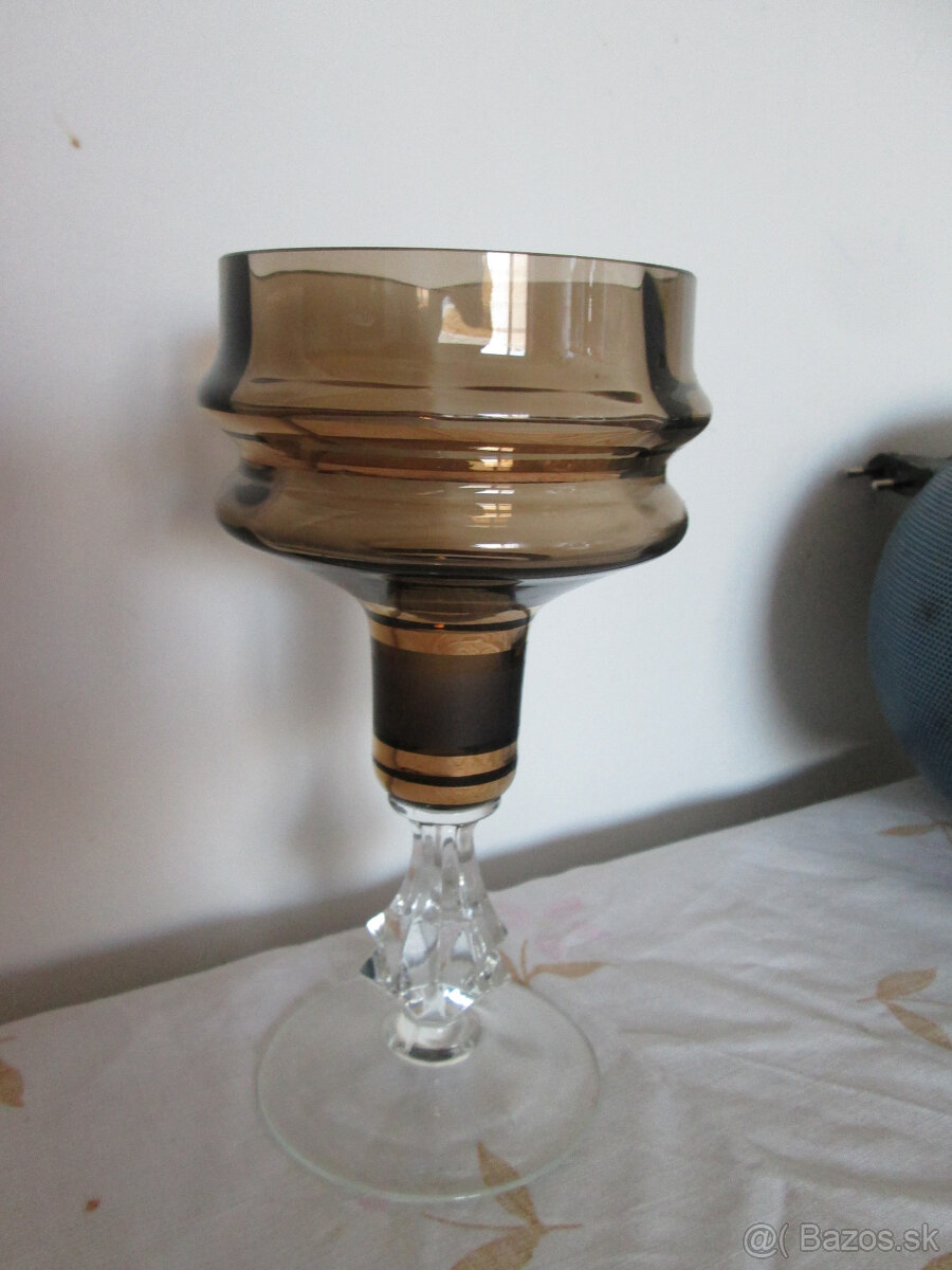 zdobený sklenený slávnostný pohár