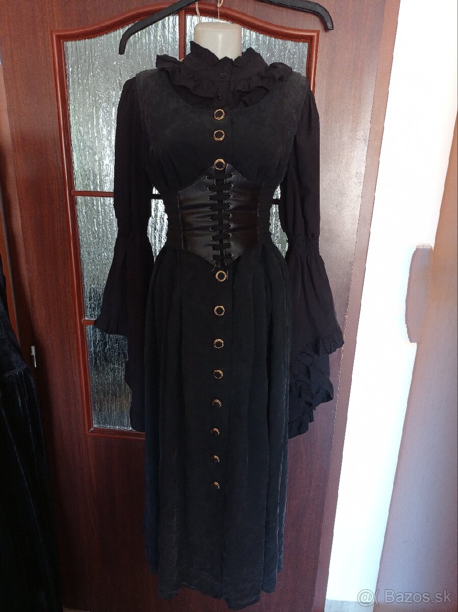 Gotické šaty s vreckami