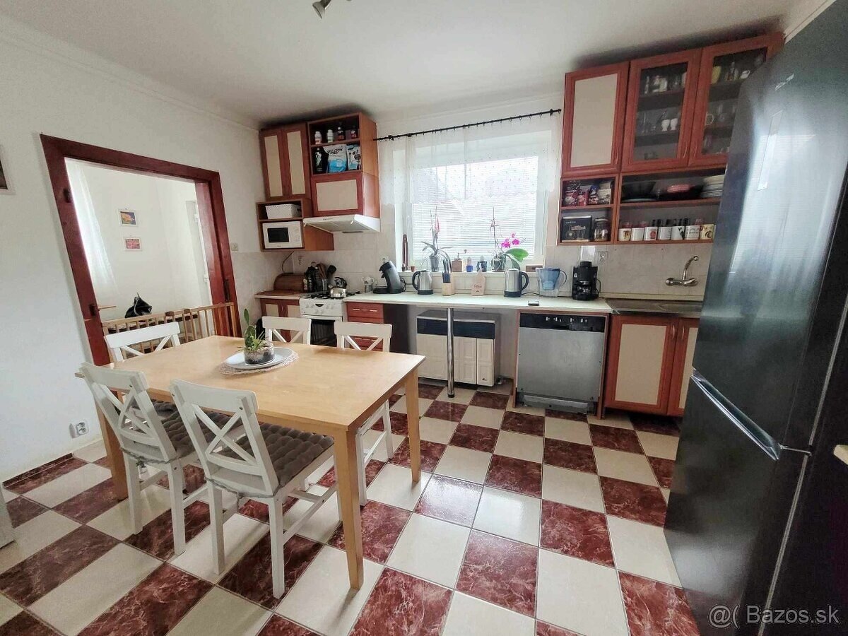 Ponúkame na predaj rodinný dom v Štúrove